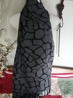 Cecchi e Cecchi Black & Grey Stone Patterned Virgin Wool Scarf With Fringe